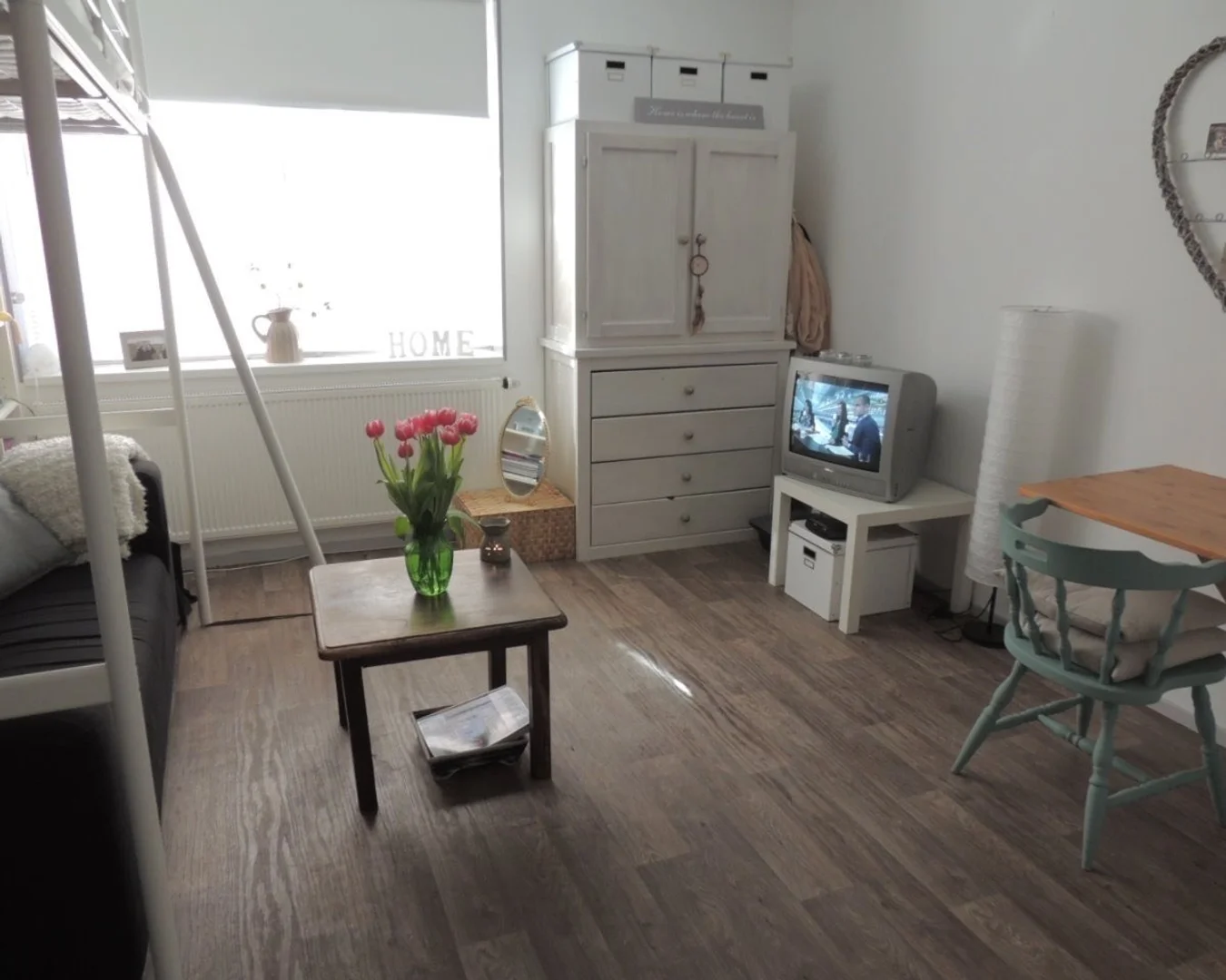 Quarto de estudante confortável e espaçoso em 