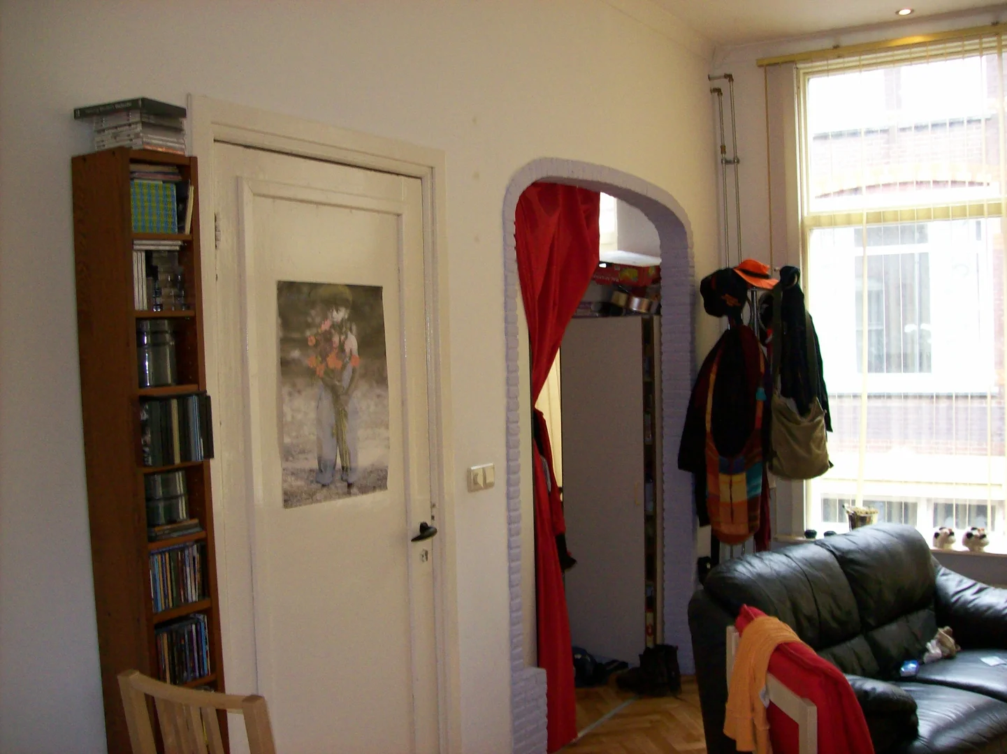 Habitación estudiantil funcional perfecta para estudiar en 