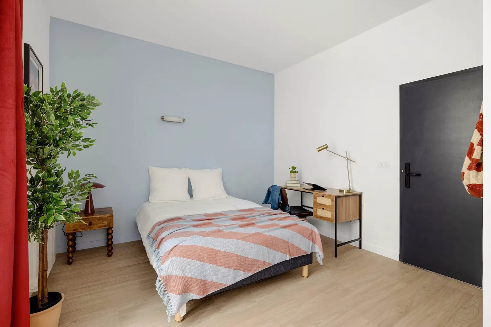Zimmer in Studentenwohnung in zu vermieten, voll möbliert
