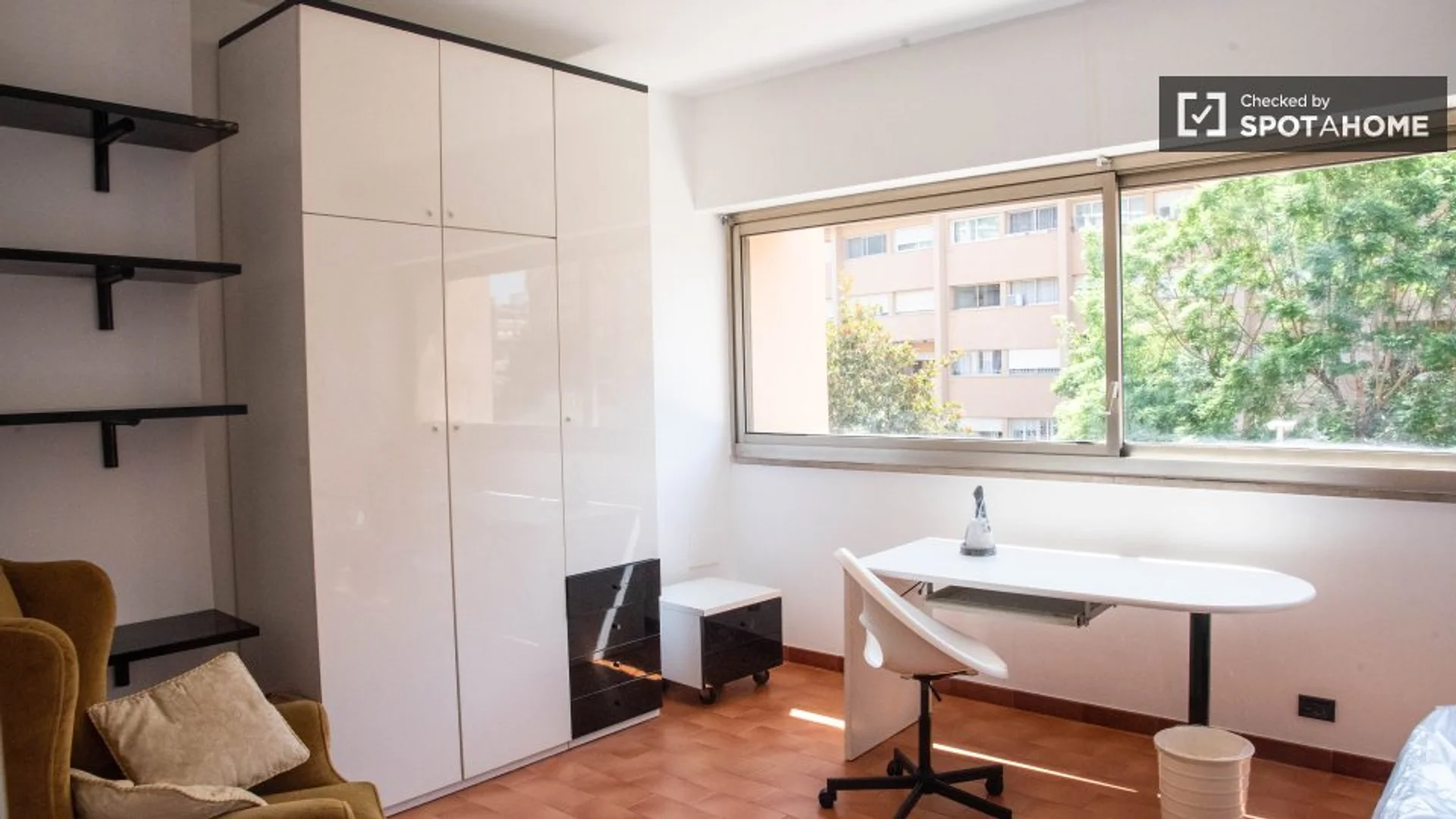 Student-friendly room in  with modern amenities