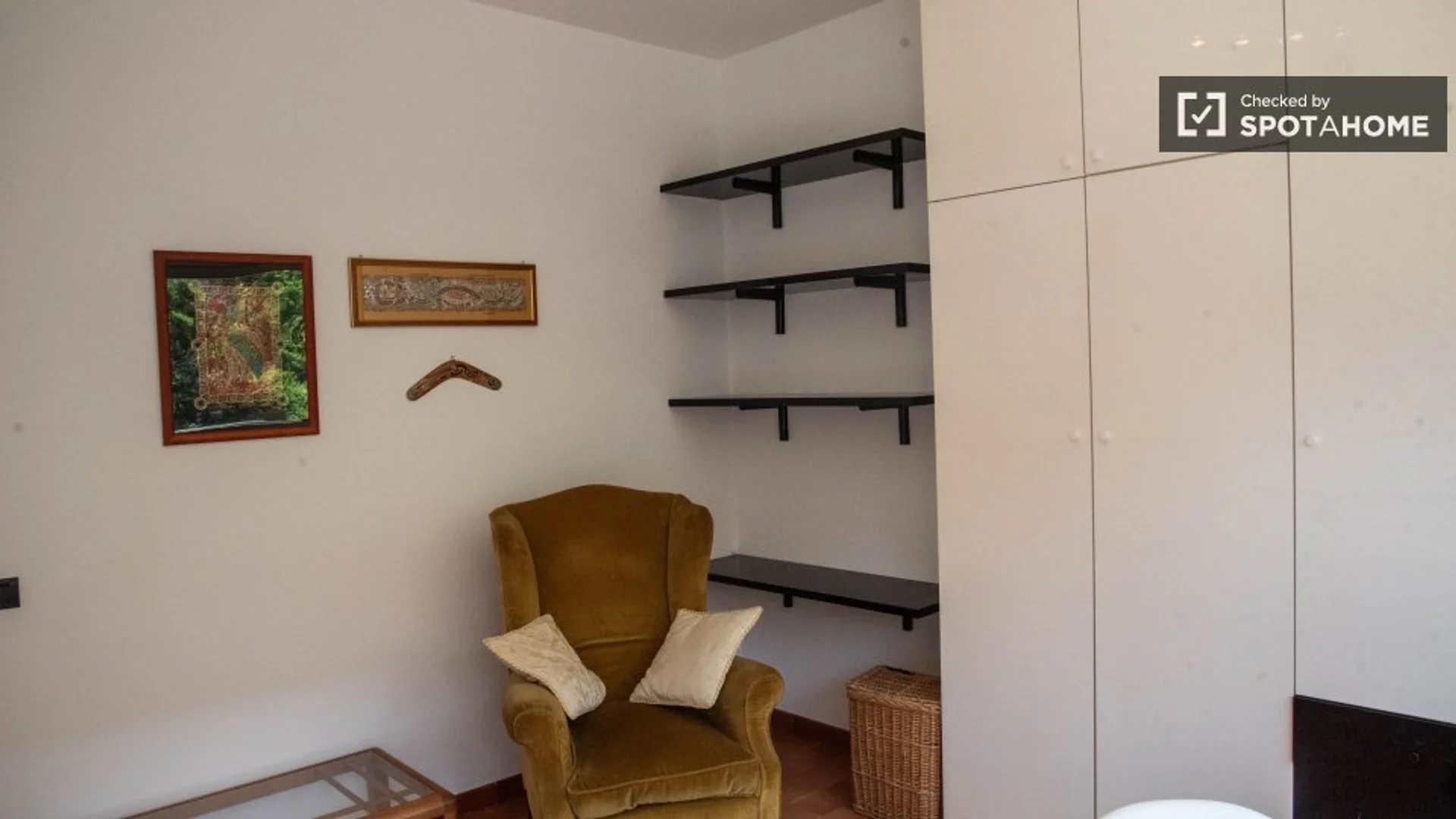 Functional student room perfect for studying in 