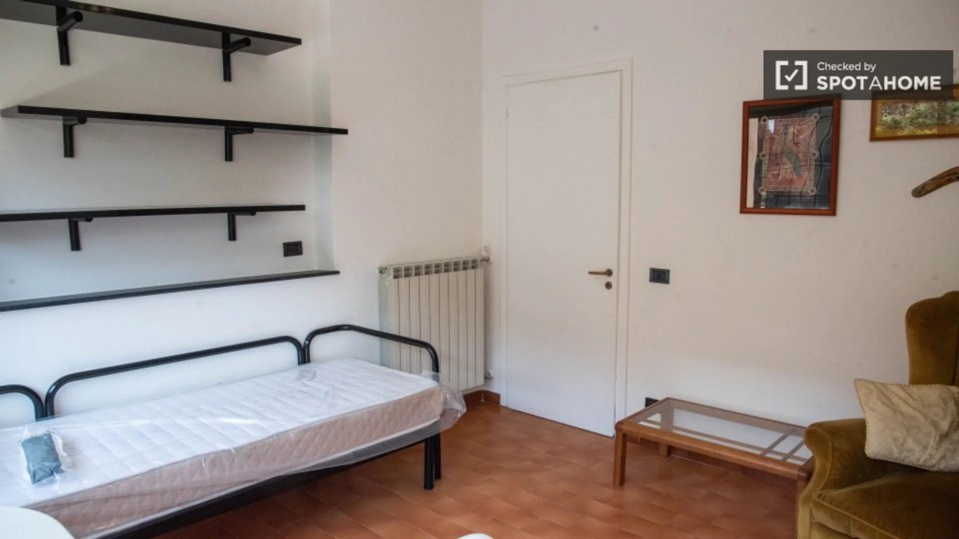 Bright and airy student room with easy university access in 