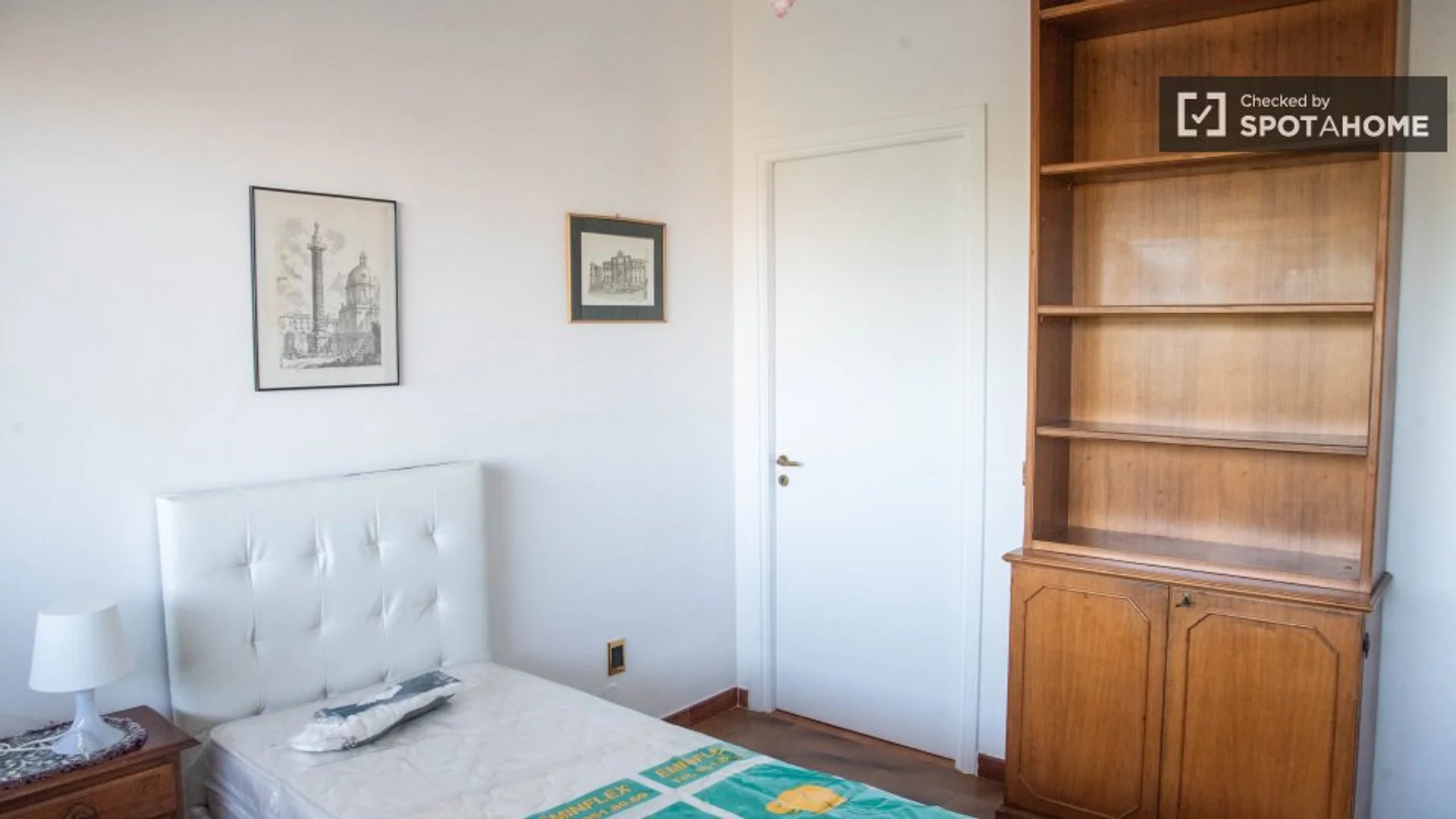 Bright and airy student room with easy university access in 