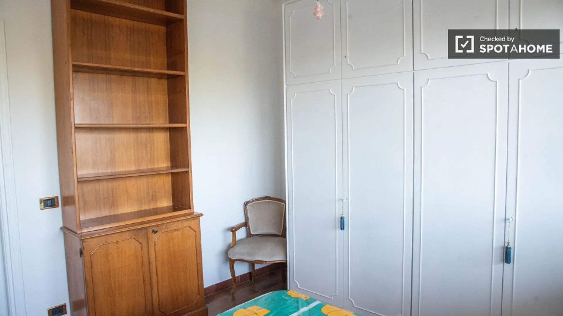 Bright and airy student room with easy university access in 