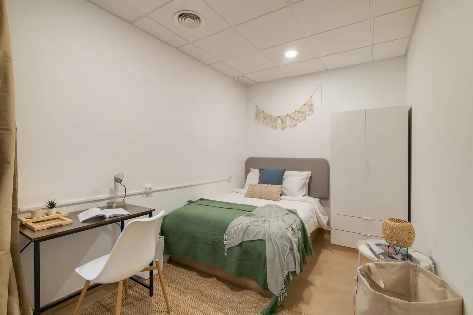 Budget-friendly student room close to campus in 