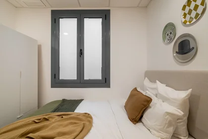 Private room at Carrer de Bailèn 19, image 2 of 15