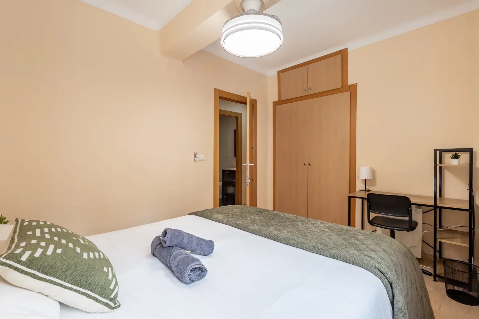 Habitación estudiantil luminosa y aireada con fácil acceso a la universidad en 