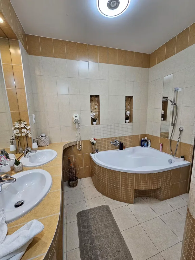 Economical student room with convenient location in 