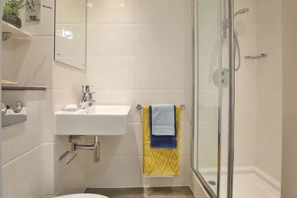 Chambre privée à James Street West, image 15 de 49