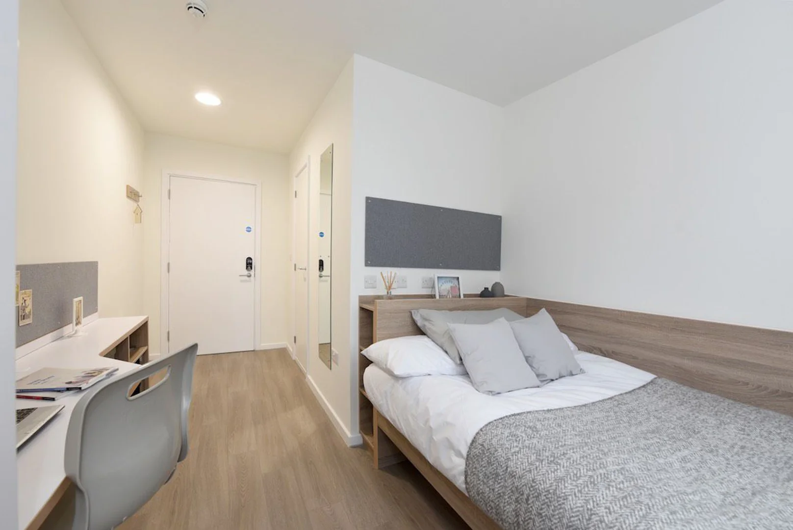 Functional student room perfect for studying in 