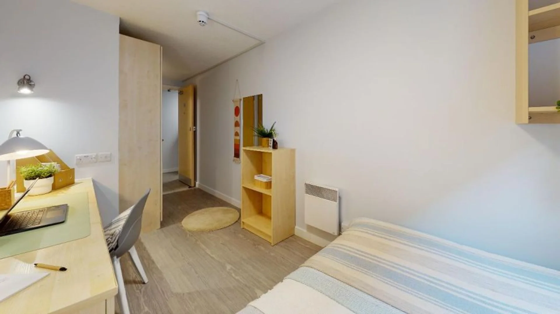 Functional student room perfect for studying in 