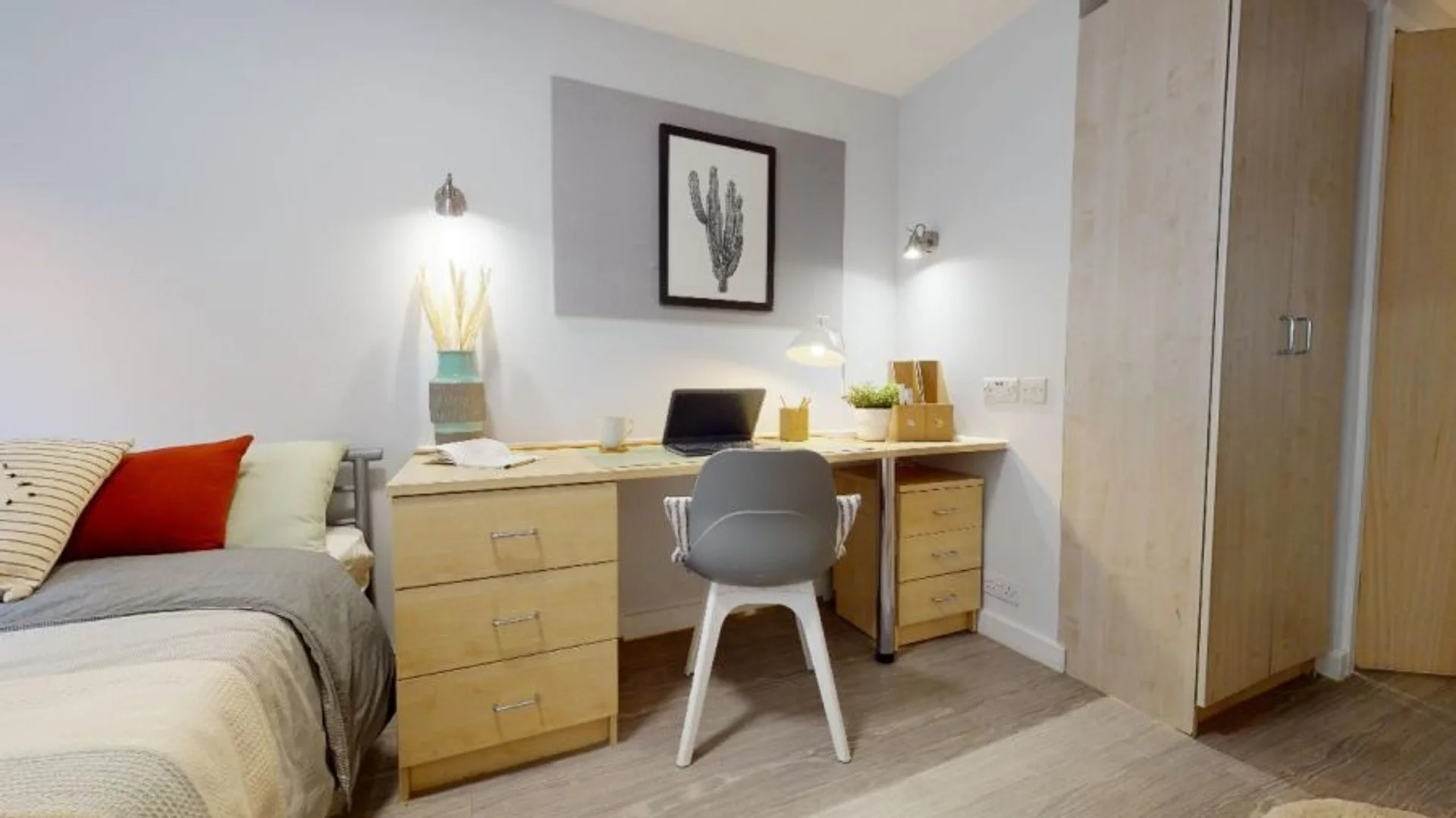 Comfortable and spacious student room in 