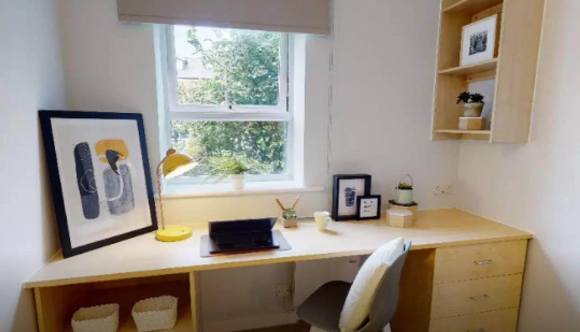 Quarto para alugar em apartamento de estudantes em , totalmente mobilado