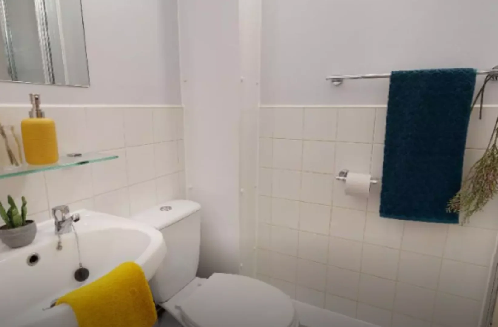 Quarto acessível para estudantes com iluminação ampla em