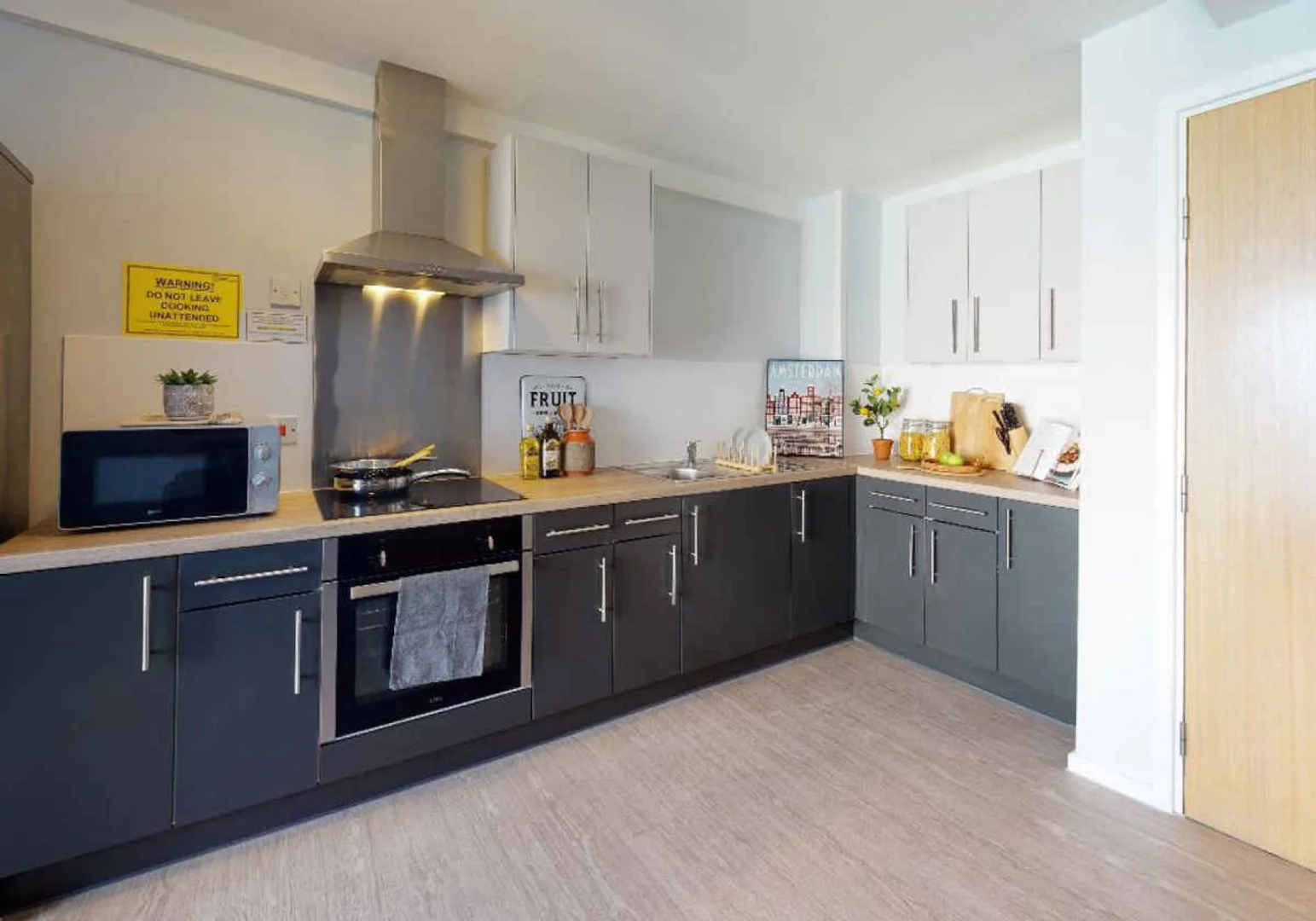 Habitación estudiantil funcional perfecta para estudiar en 