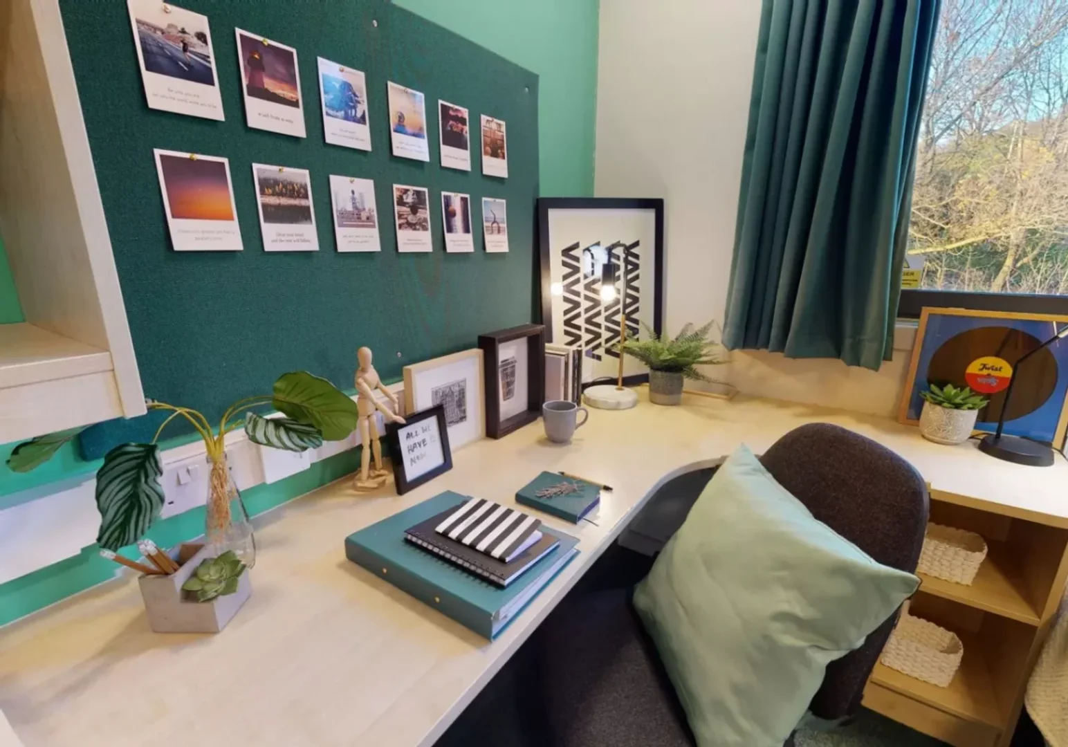 Studentenzimmer in  mit Arbeitsbereich und Gemeinschaftseinrichtungen