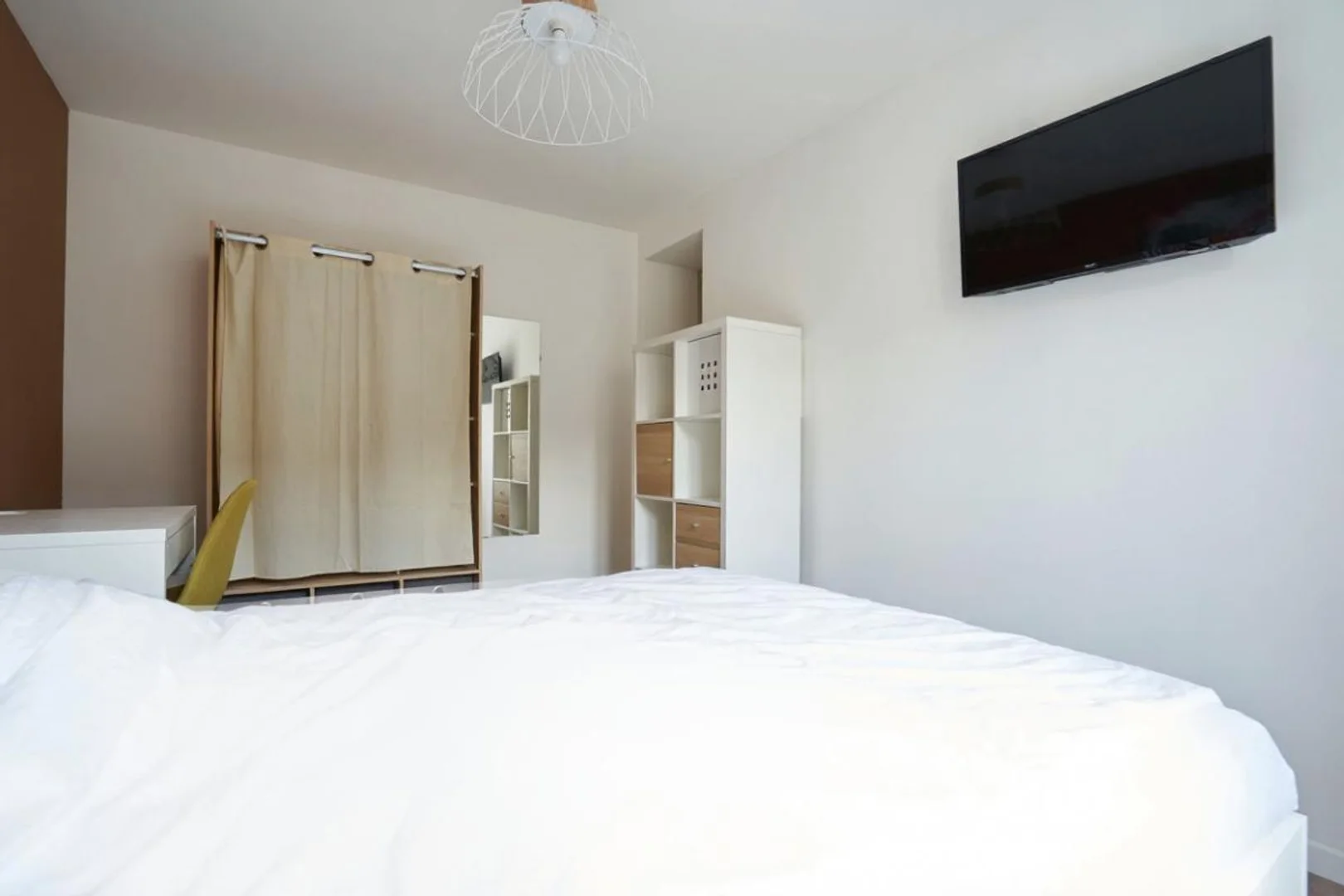 Affordable room for students with ample lighting in 