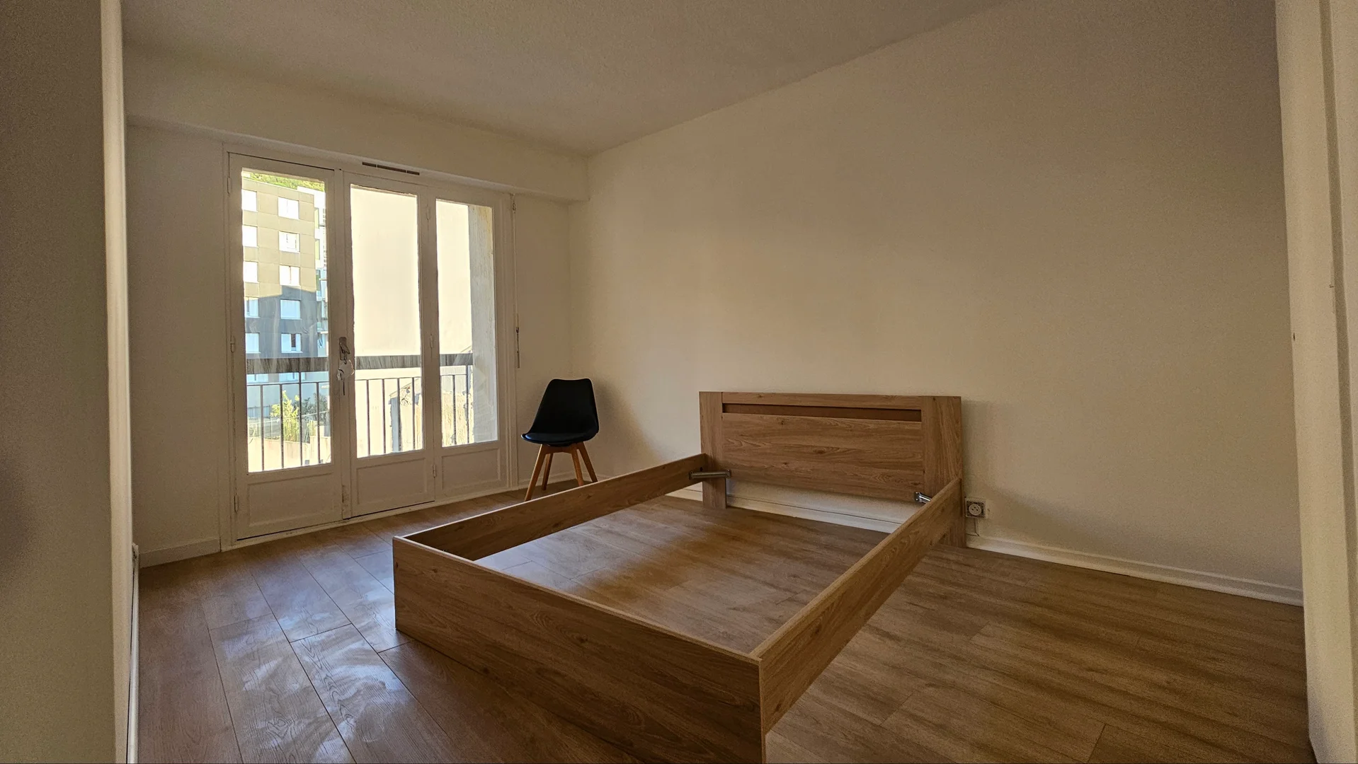 Studentenzimmer in  mit Arbeitsbereich und Gemeinschaftseinrichtungen