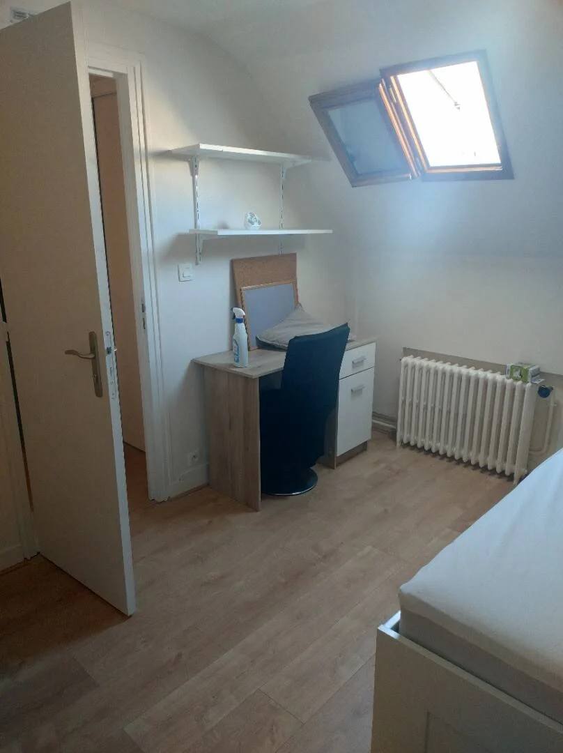 Habitación estudiantil económica con ubicación conveniente en 