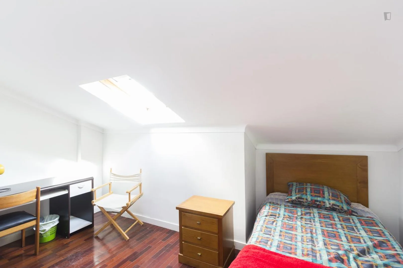Habitación estudiantil luminosa y aireada con fácil acceso a la universidad en 