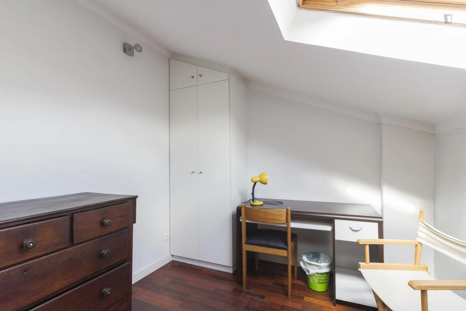 Habitación estudiantil amplia y cómoda en 