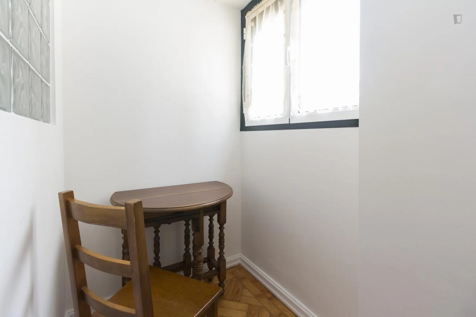 Funkcjonalny pokój studencki idealny do nauki w 