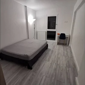 {area} de ortak bir dairede kiralık oda