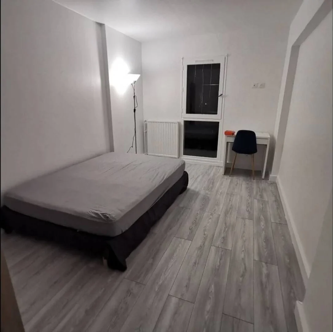 'da öğrenciler için yeterli aydınlatmaya sahip uygun fiyatlı oda