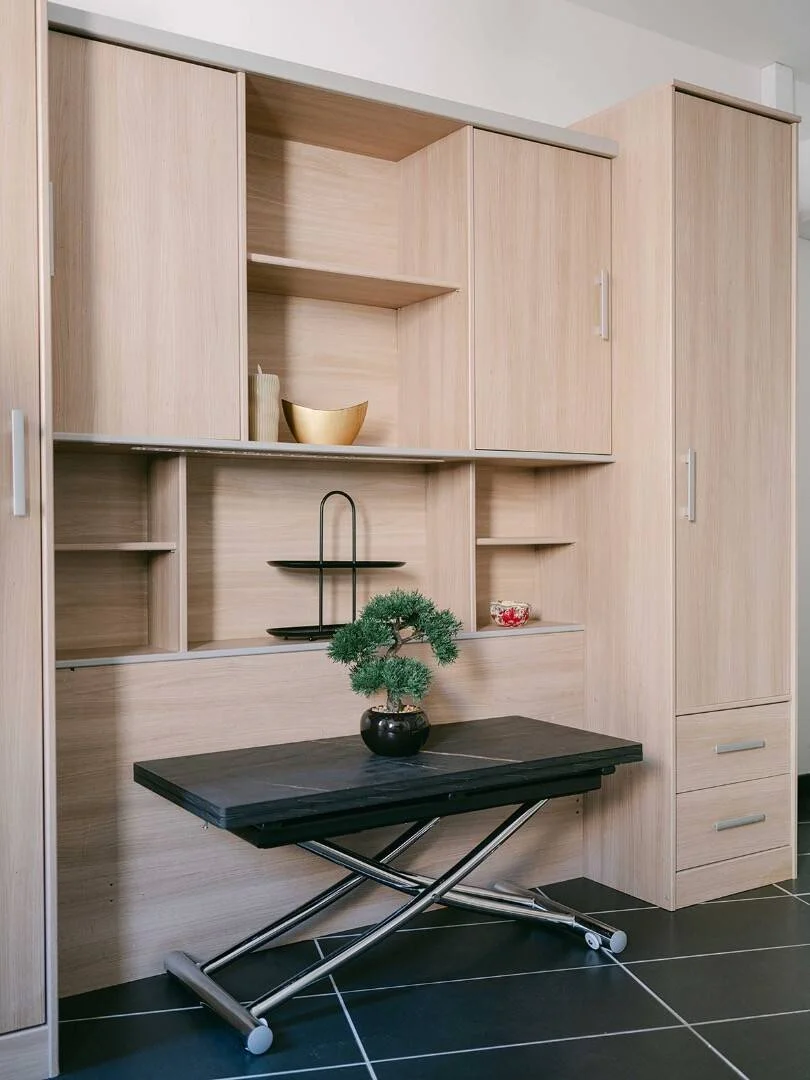 Quarto acessível para estudantes com iluminação ampla em 
