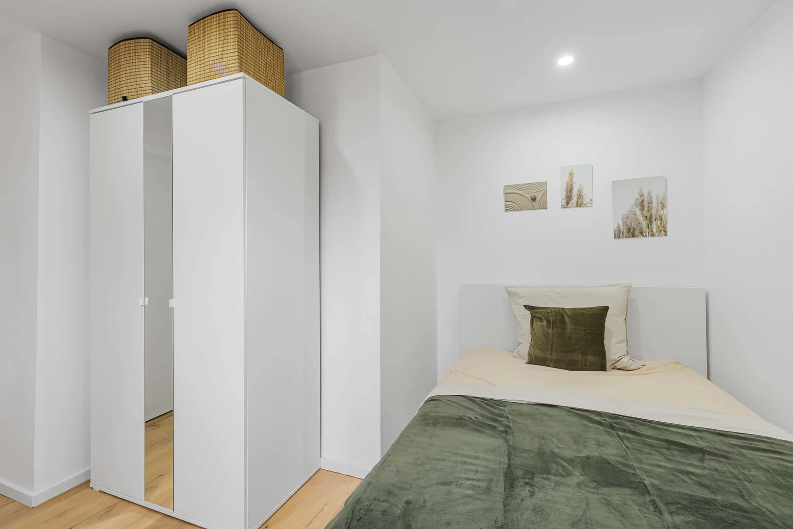 Quarto acessível para estudantes com iluminação ampla em 