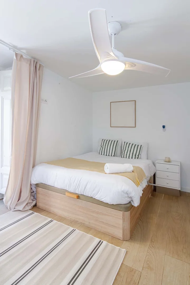Habitación estudiantil amplia y cómoda en 