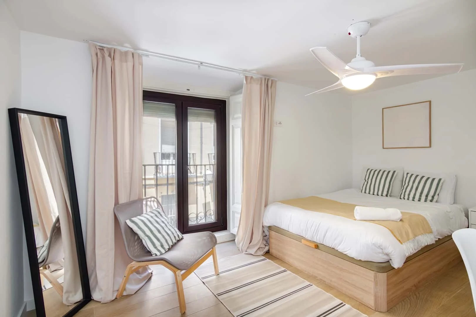 Habitación estudiantil luminosa y aireada con fácil acceso a la universidad en 