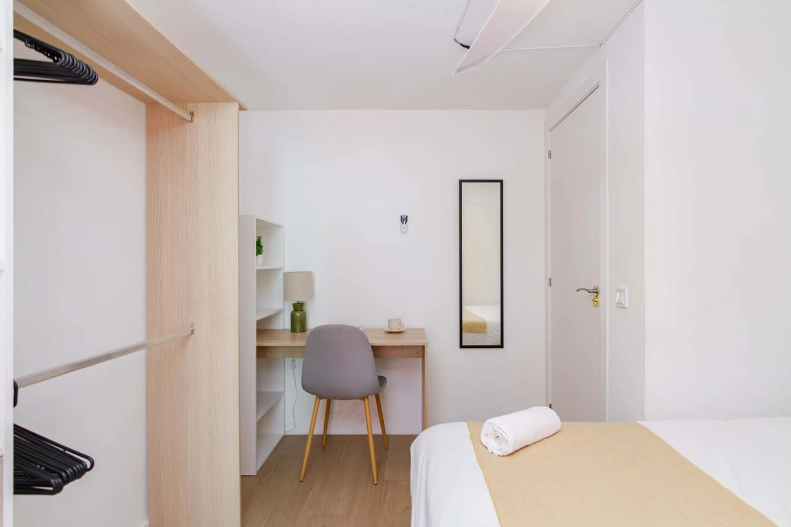 Habitación estudiantil amplia y cómoda en 