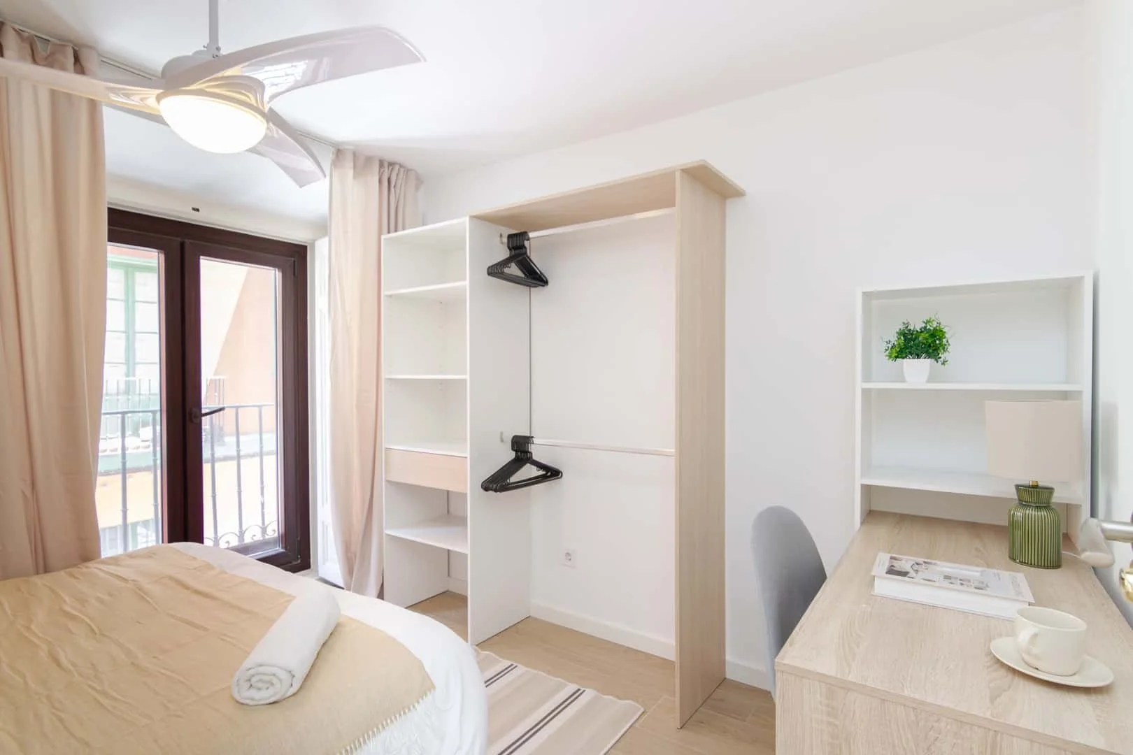 Habitación estudiantil amplia y cómoda en 