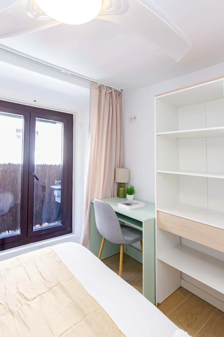 Habitación en apartamento estudiantil en alquiler en , completamente amueblado
