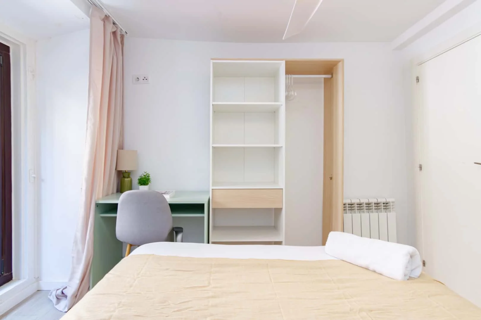 Habitación para estudiantes en  con área de estudio y facilidades compartidas