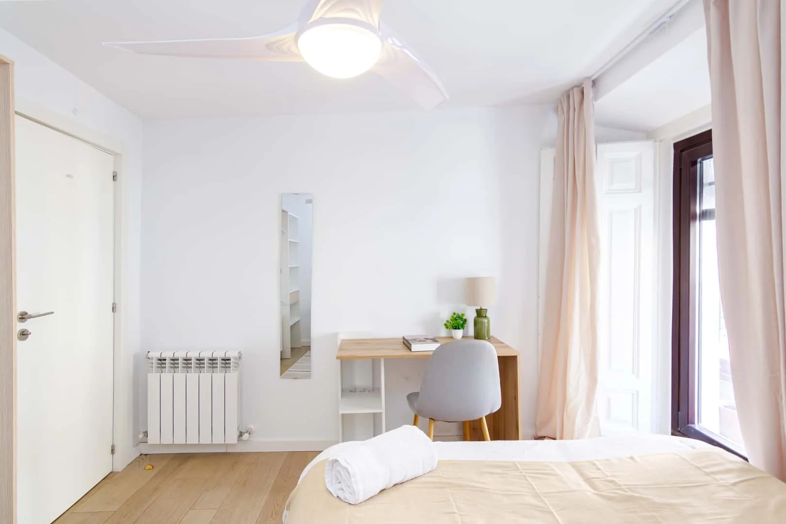 Habitación estudiantil funcional perfecta para estudiar en 