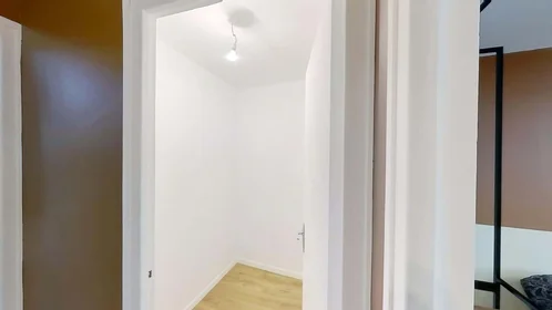 Quarto privado em 24 Pl. des Vosges, 54000 Nancy, France, imagem 10 de 19