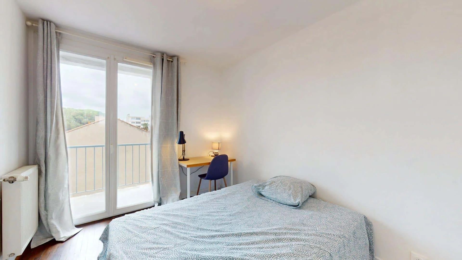 Habitación para estudiantes en  con área de estudio y facilidades compartidas