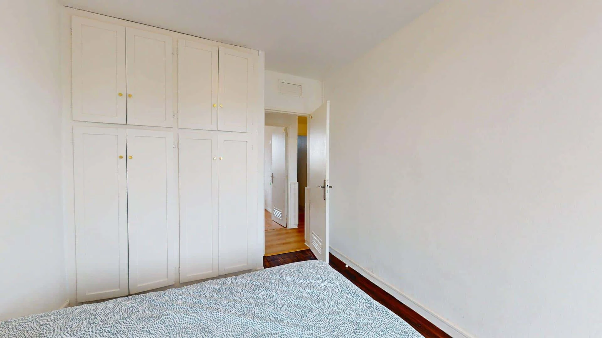 Habitación estudiantil funcional perfecta para estudiar en 