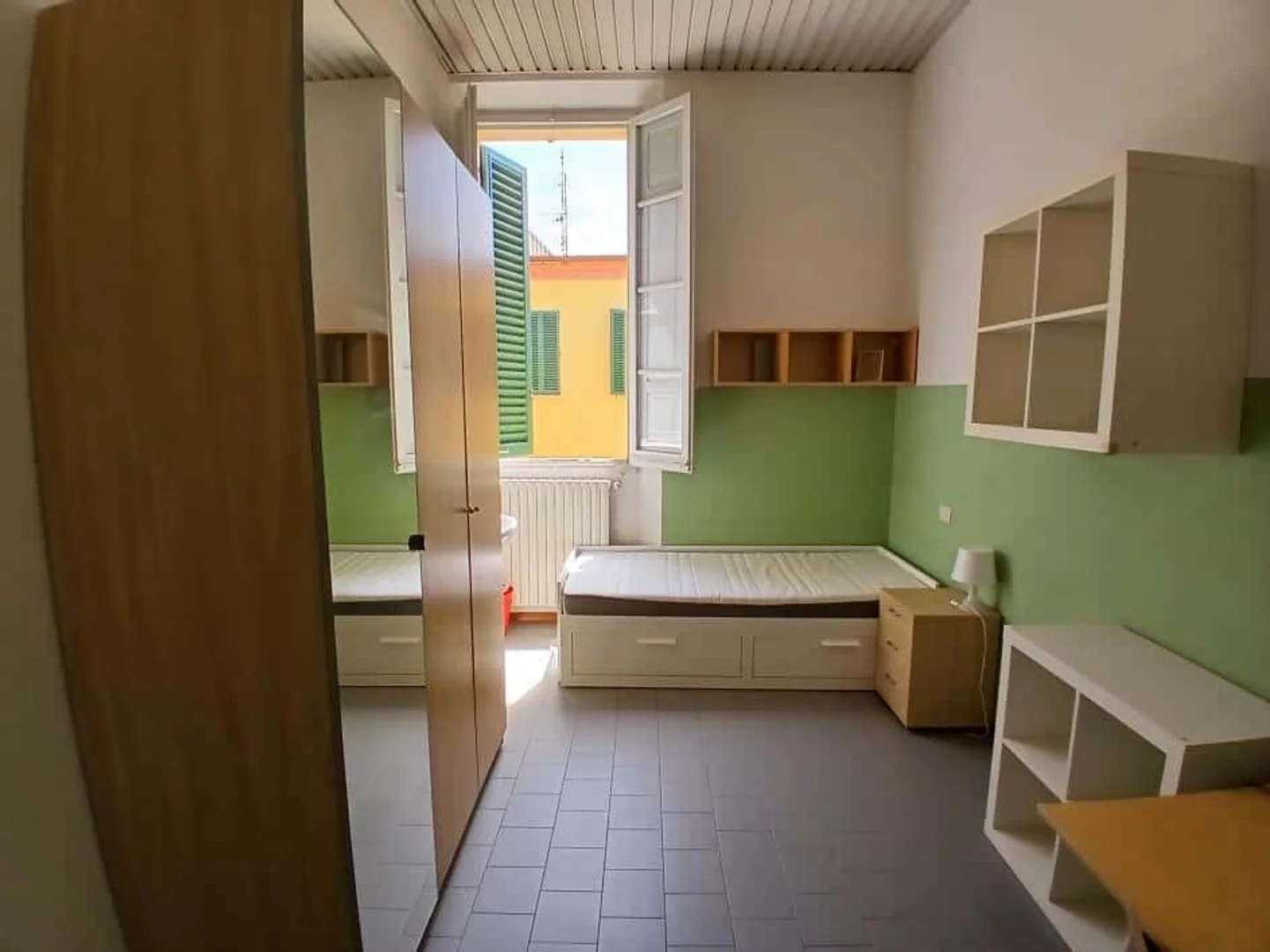 Pokój studencki w  z miejscem do nauki i wspólnymi udogodnieniami