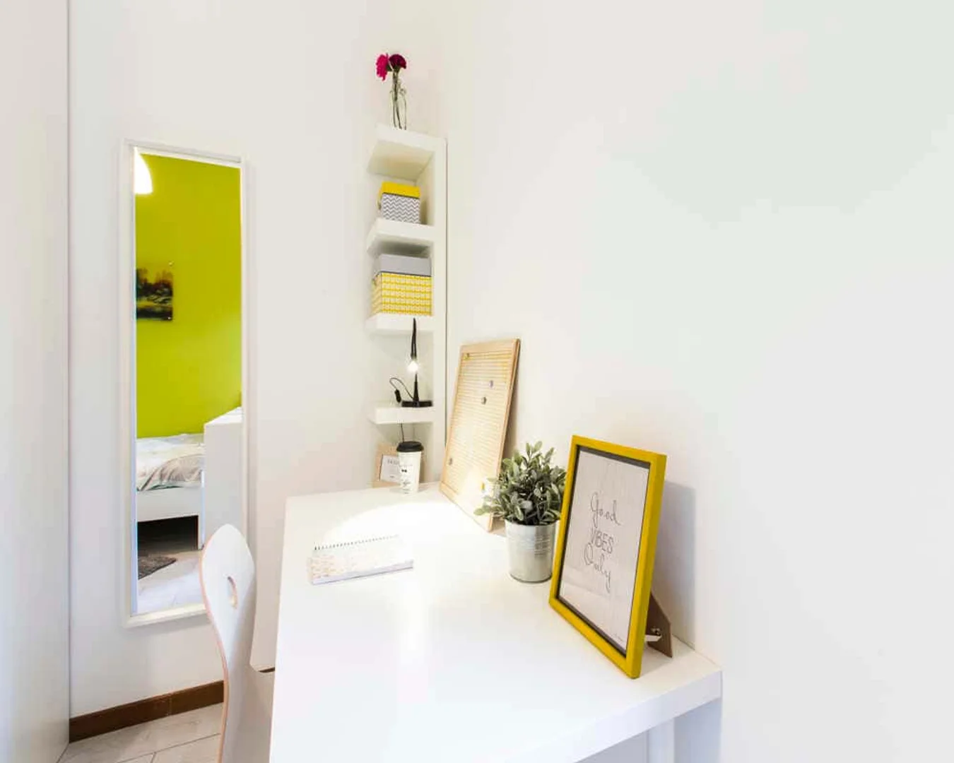 Bright and airy student room with easy university access in 