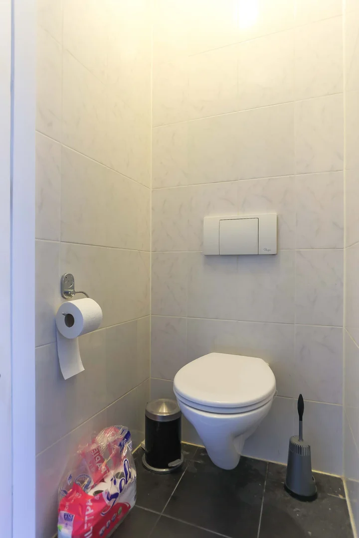 Quarto de estudante luminoso e arejado com acesso fácil à universidade em 