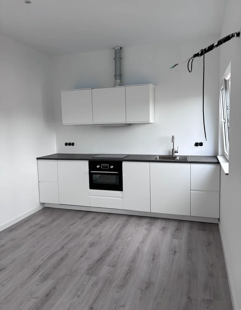 Habitación estudiantil luminosa y aireada con fácil acceso a la universidad en 