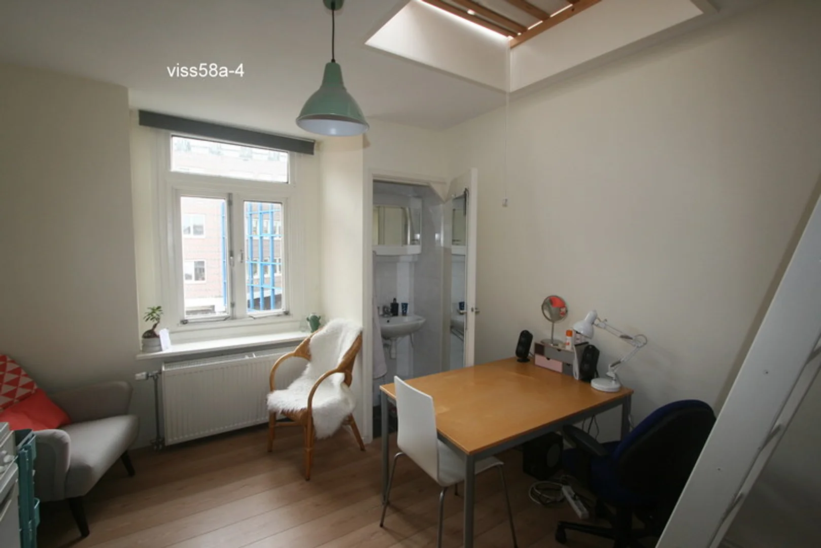 Bright and airy student room with easy university access in 