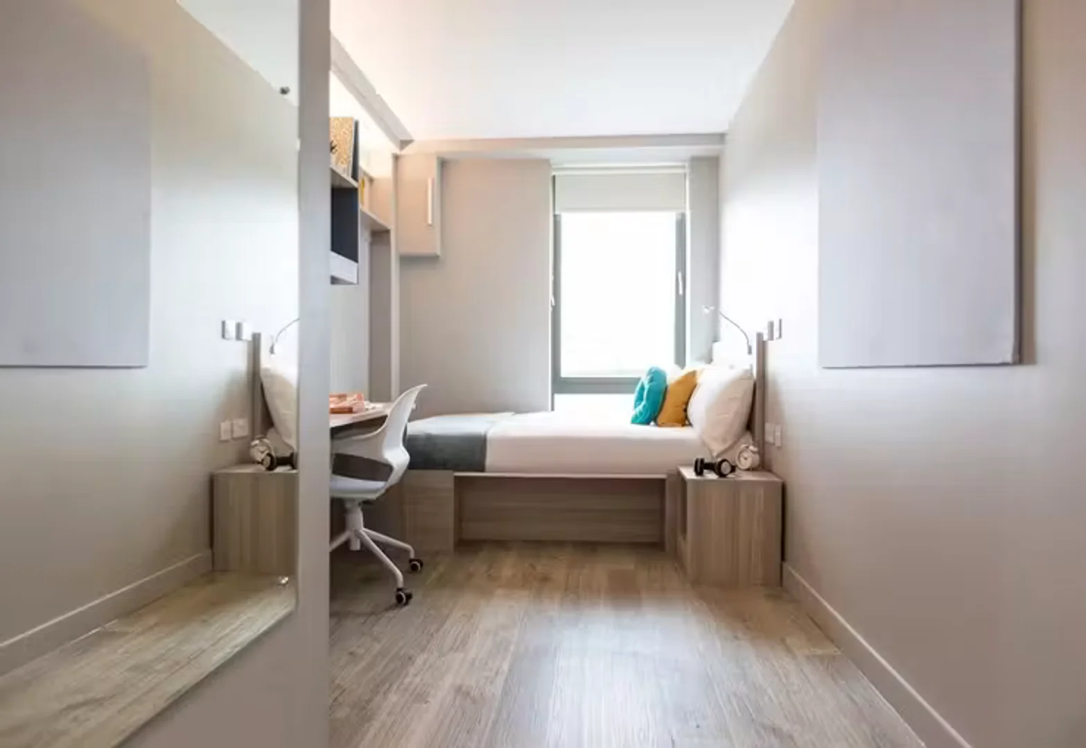 Quarto de estudante luminoso e arejado com acesso fácil à universidade em