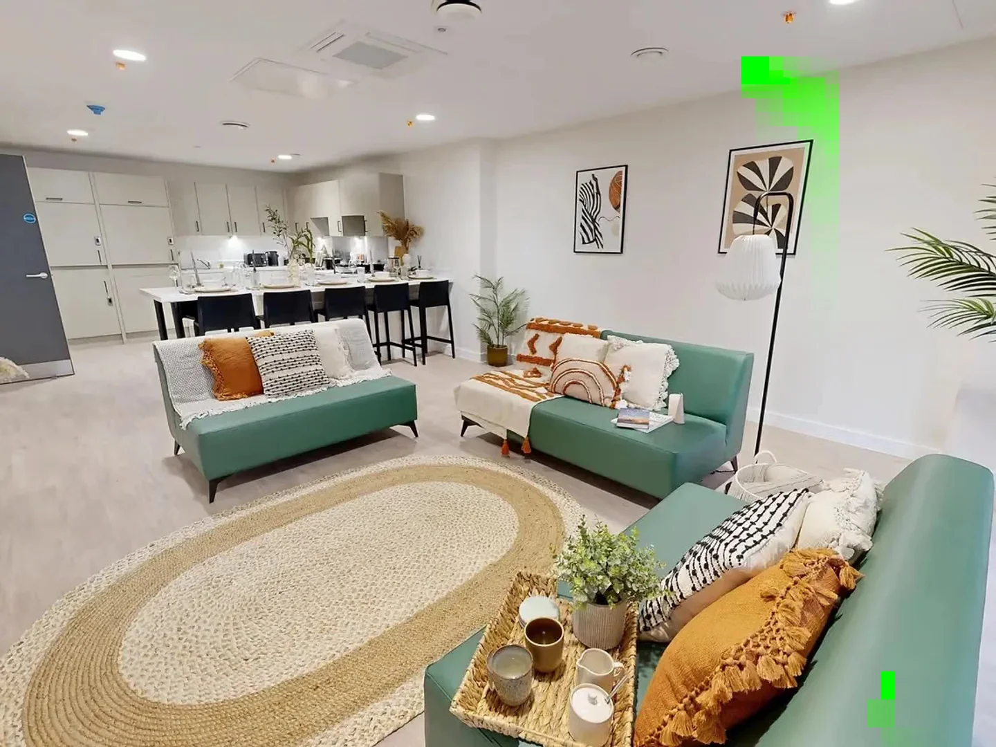 Quarto acessível para estudantes com iluminação ampla em 