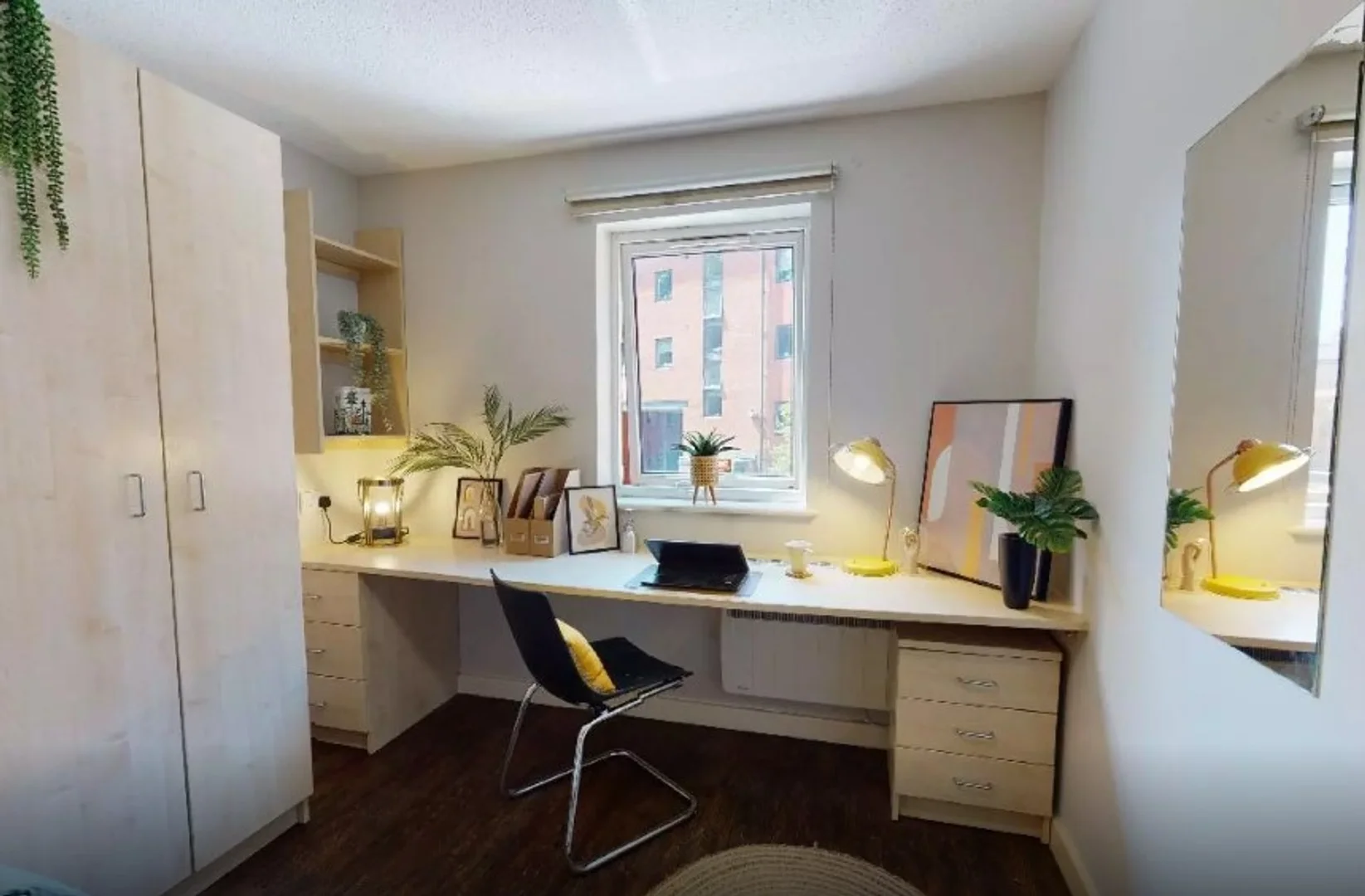 Quarto acessível para estudantes com iluminação ampla em 