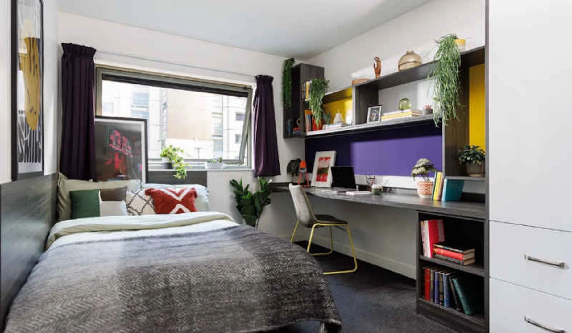 Comfortable and spacious student room in 