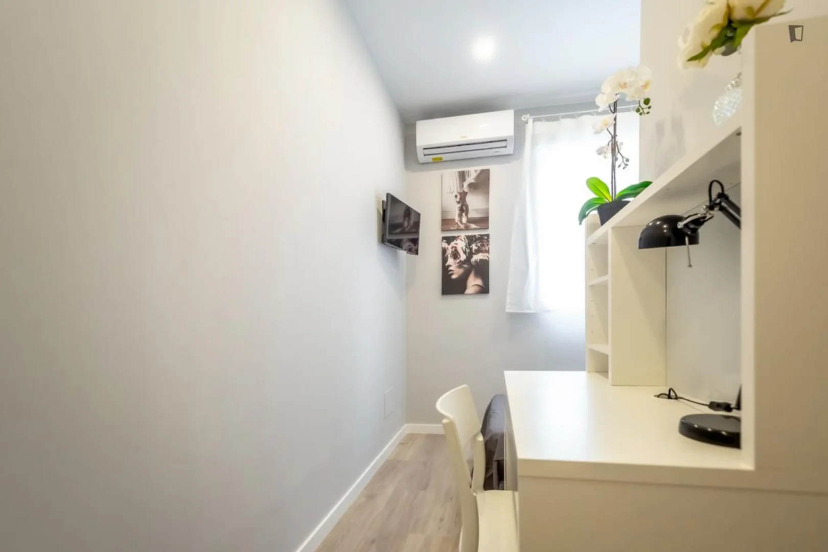 Quarto de estudante económico perto do campus em 